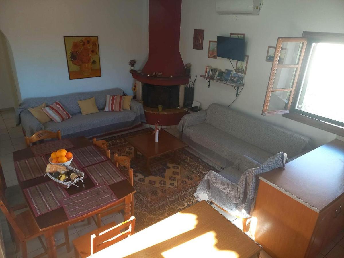 Rodomelo House - 3 Bedrooms Leonídion Eksteriør bilde